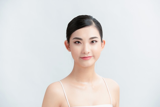 Belle jeune femme asiatique avec une peau propre et fraîche.