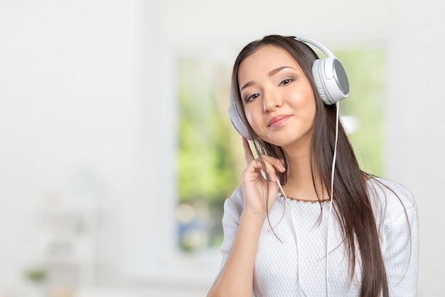 Belle jeune femme asiatique portant un casque