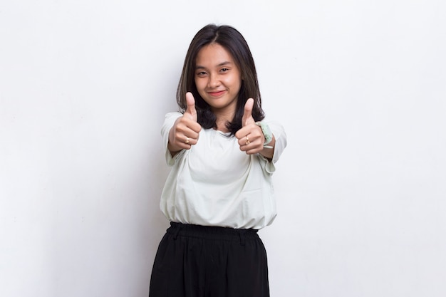 Belle jeune femme asiatique avec signe ok geste tumb up isolé sur fond blanc
