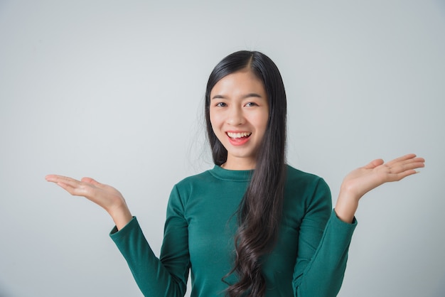 Belle jeune femme asiatique souriante et heureuse