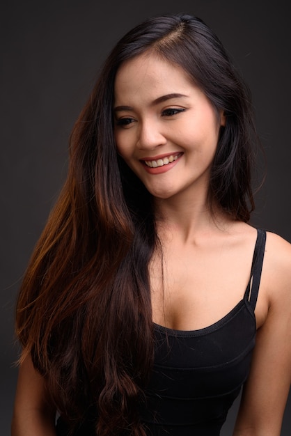 Belle jeune femme asiatique souriante