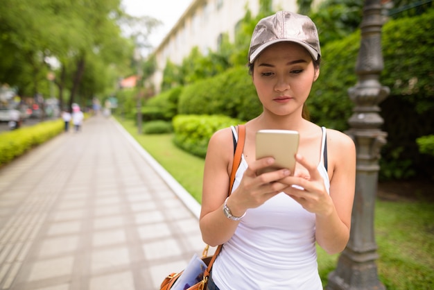 Belle jeune femme asiatique touriste lecture carte au Vietnam