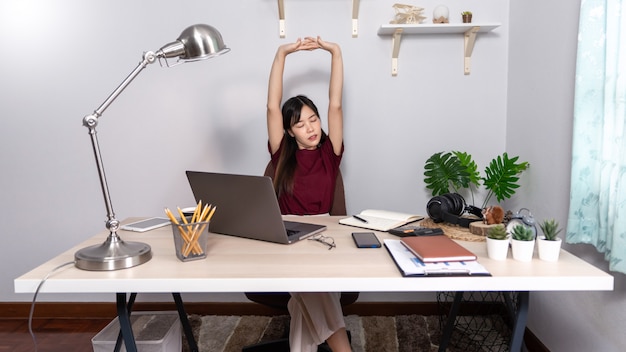 Belle jeune femme asiatique travaillant à la maison