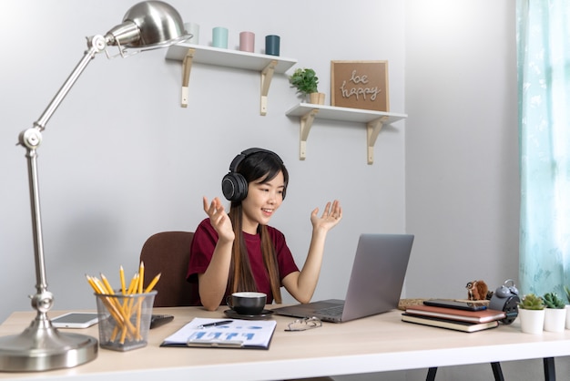 Belle jeune femme asiatique travaillant à la maison