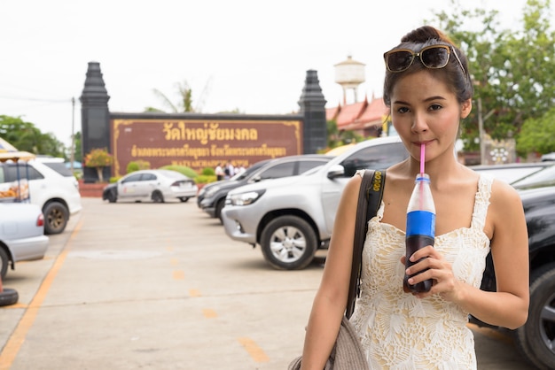 Belle jeune femme asiatique en vacances à Ayutthaya, Thaila