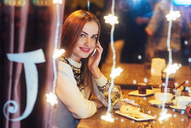 Belle Jeune Femme Assise Au Café, Boire Du Vin. Noël, Nouvel An, Saint Valentin, Vacances D'hiver