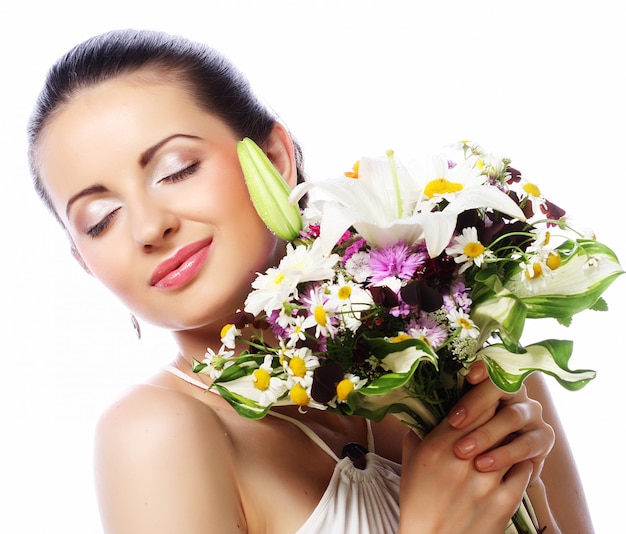 Photo belle jeune femme au bouquet, bonne journée.