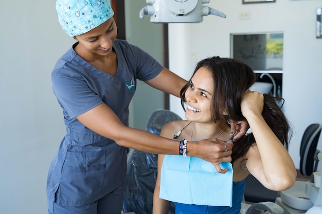 Photo belle jeune femme au cabinet du dentiste