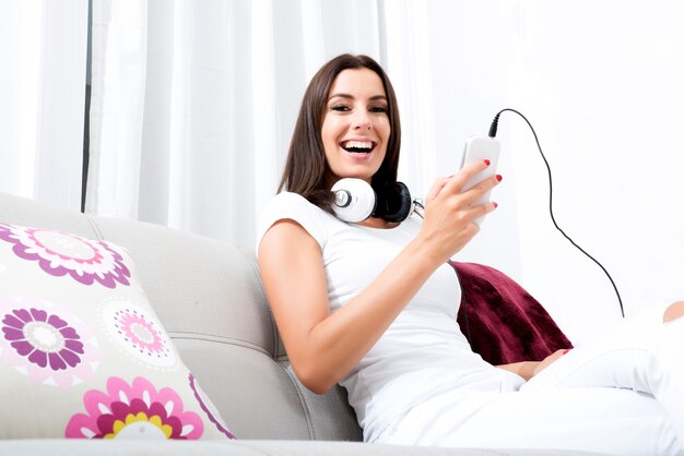 Belle jeune femme au casque d'écoute de la musique