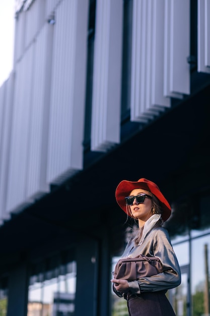 Belle jeune femme au chapeau et lunettes