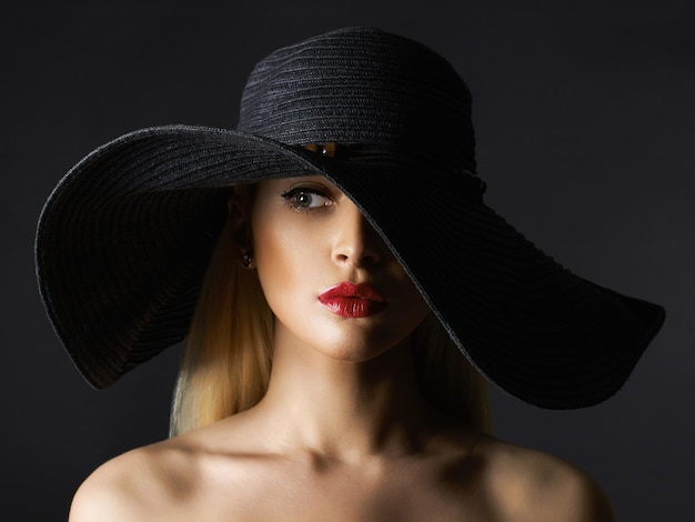 Belle jeune femme au chapeau