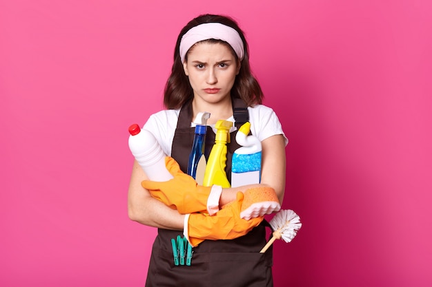 Belle jeune femme au foyer a des émotions négatives