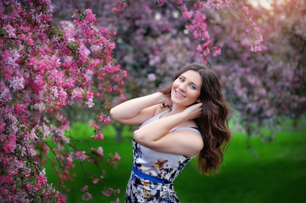 Belle jeune femme au parc du printemps