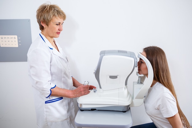 Une Belle Jeune Femme Au Rendez-vous De L'ophtalmologiste Vérifie Sa Vue. L'ophtalmologiste De Docteur Examine Le Patient