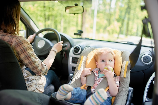 Belle jeune femme au volant d'une voiture.