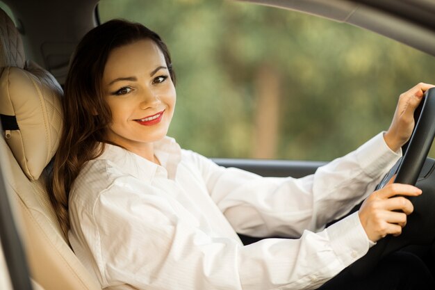 belle jeune femme au volant d'une voiture