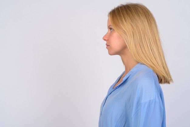 belle jeune femme aux cheveux blonds