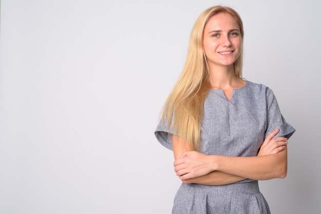 belle jeune femme aux cheveux blonds