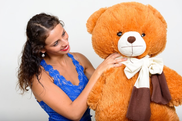 belle jeune femme aux cheveux bouclés sur blanc