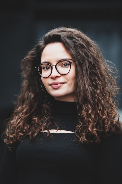 Belle jeune femme aux cheveux bouclés brune