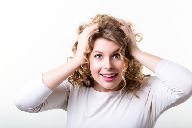 Belle jeune femme aux cheveux bouclés