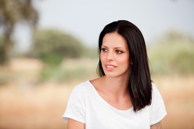 Belle jeune femme aux cheveux brune