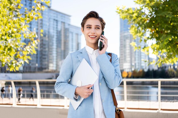 Belle jeune femme aux cheveux courts dans la ville