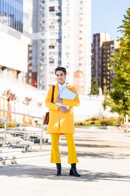 Belle jeune femme aux cheveux courts dans la ville