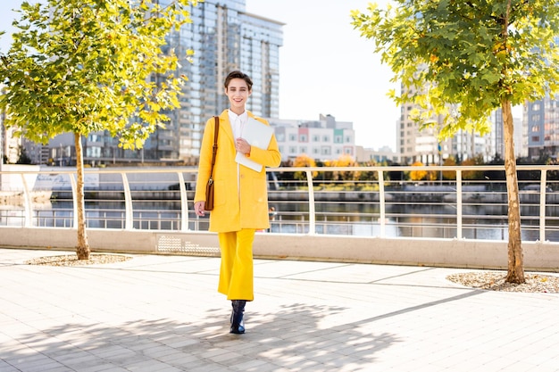 Belle jeune femme aux cheveux courts dans la ville