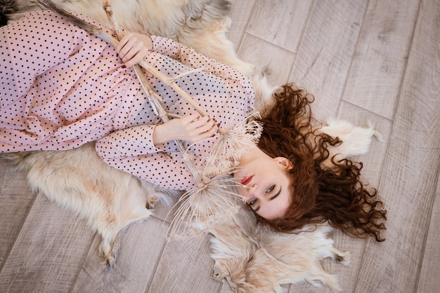 Belle jeune femme aux cheveux rouges allongé sur le sol