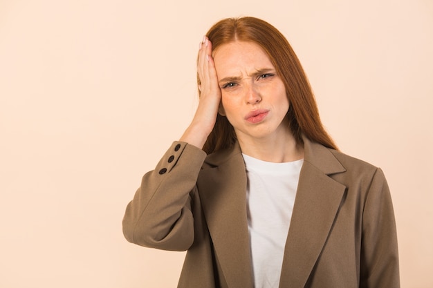 Belle jeune femme aux cheveux rouges dans une veste