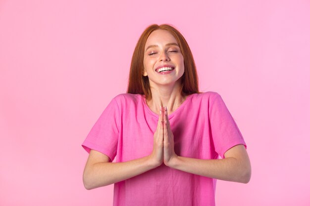 belle jeune femme aux cheveux rouges