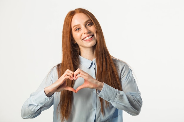 Belle jeune femme aux cheveux rouges