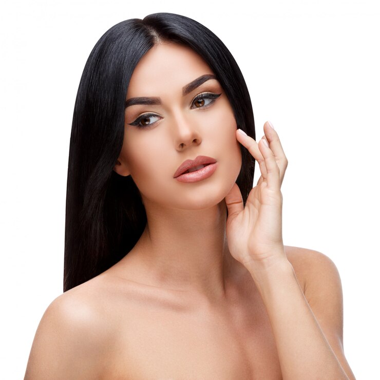 Photo belle jeune femme aux cheveux sains et propres