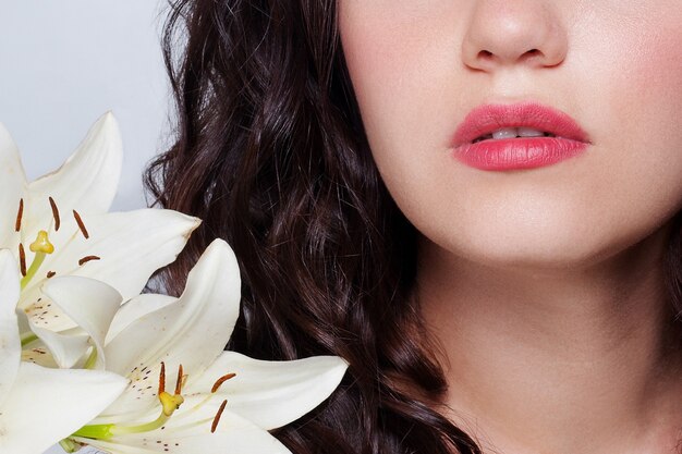 Belle jeune femme aux fleurs blanches