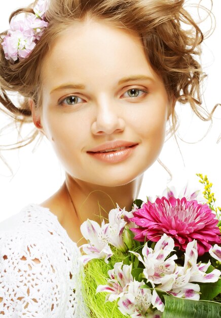 Belle jeune femme aux fleurs bouquet