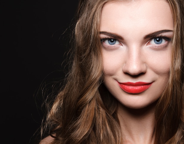 Belle jeune femme aux lèvres rouges