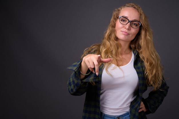 Belle jeune femme aux longs cheveux blonds ondulés