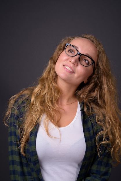 Belle jeune femme aux longs cheveux blonds ondulés