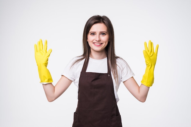 Belle jeune femme aux mains levées portant un tablier