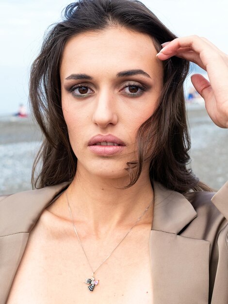 une belle jeune femme aux yeux bruns et aux cheveux noirs sur le fond de la mer sans retouche