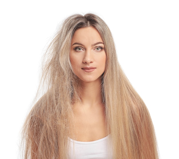 Belle jeune femme avant et après le traitement des cheveux sur une surface blanche