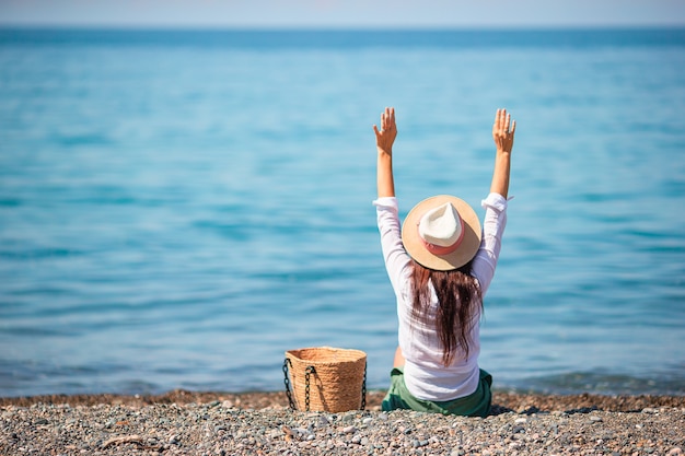 Belle jeune femme sur les baigneurs de plage.