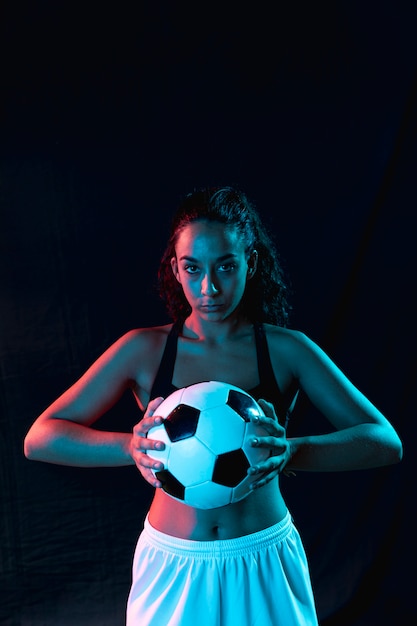 Photo belle jeune femme avec ballon de foot