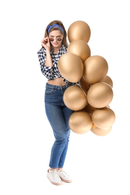 Belle jeune femme avec des ballons sur blanc