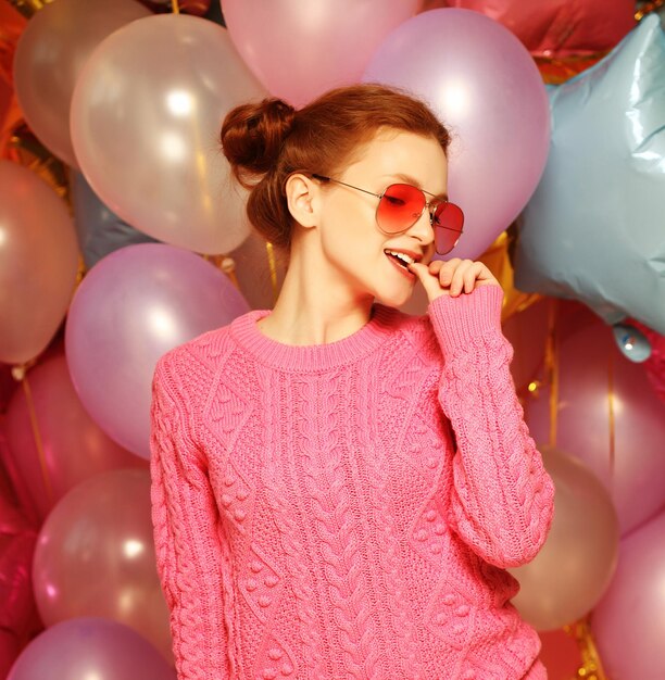 Belle jeune femme avec des ballons colorés