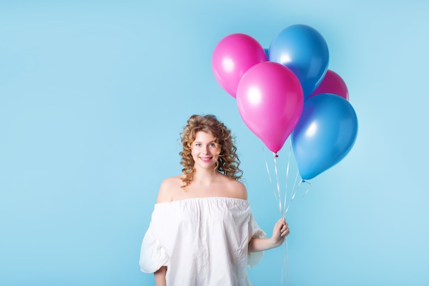 Belle jeune femme avec des ballons colorés