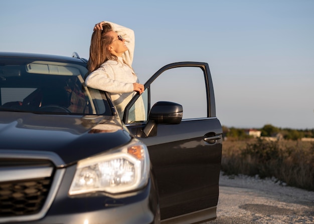 Belle jeune femme bénéficiant d'un road trip