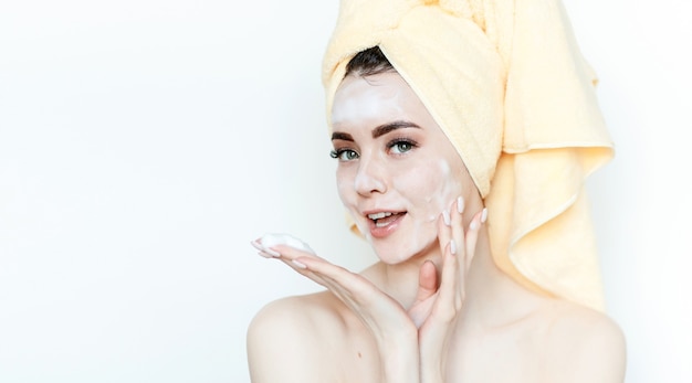 Belle jeune femme bénéficie d'une routine de soin du visage.