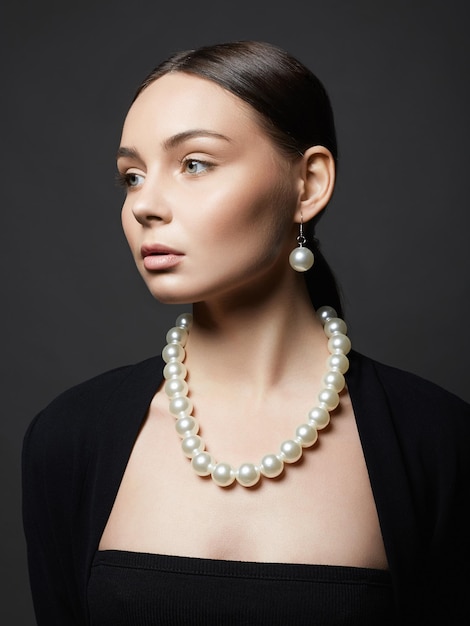 Belle jeune femme avec des bijoux en perles